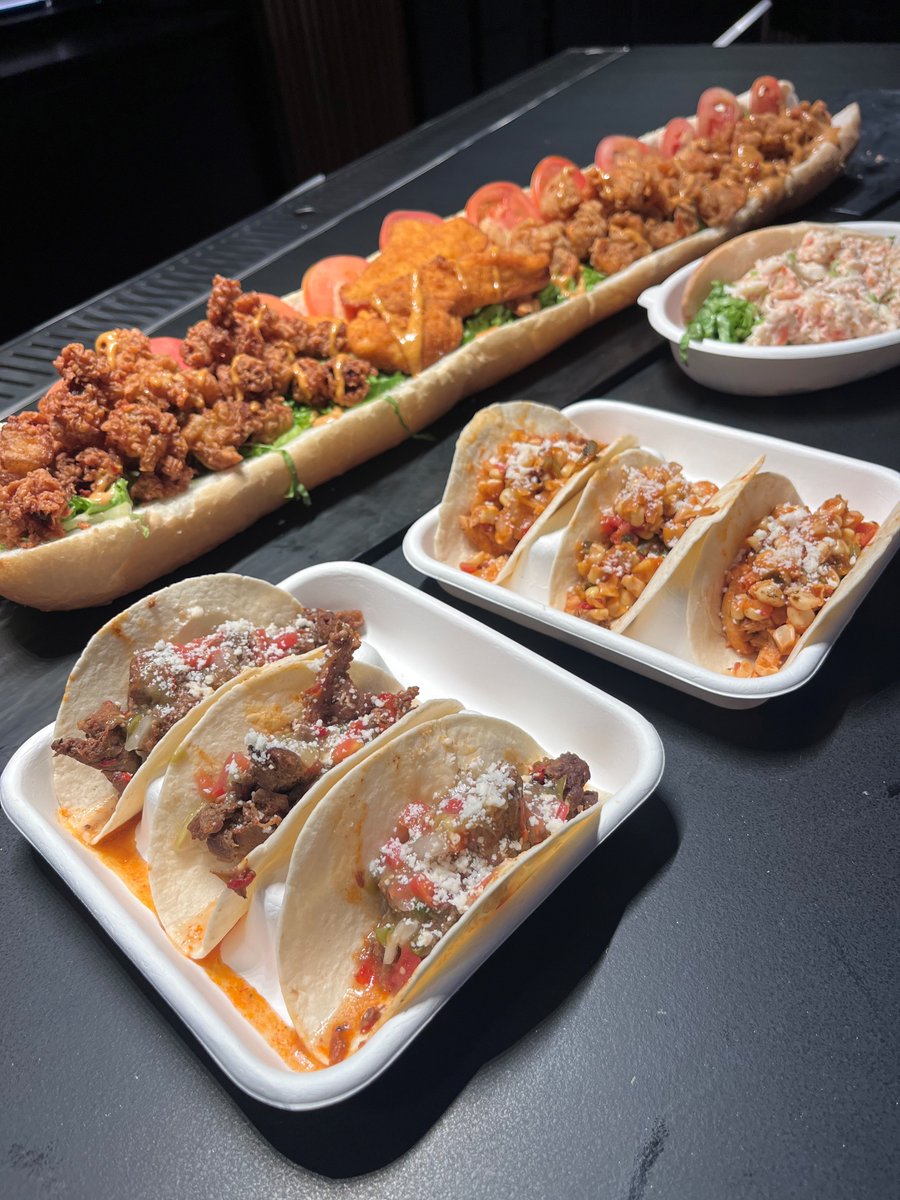 KennyLopez_TV's tweet photo. What will they be serving at the Superdome for the Sugar Bowl?  For the Washington Huskies fans--- Crabmeat Po-boy and Fried Seafood Po-Boy, and for the Texas Longhorns fans---Texas tacos!  #food #superdome #sugarbowl #longhorns #huskies @wgno #tvreporterlife https://t.co/FgFptkInmq