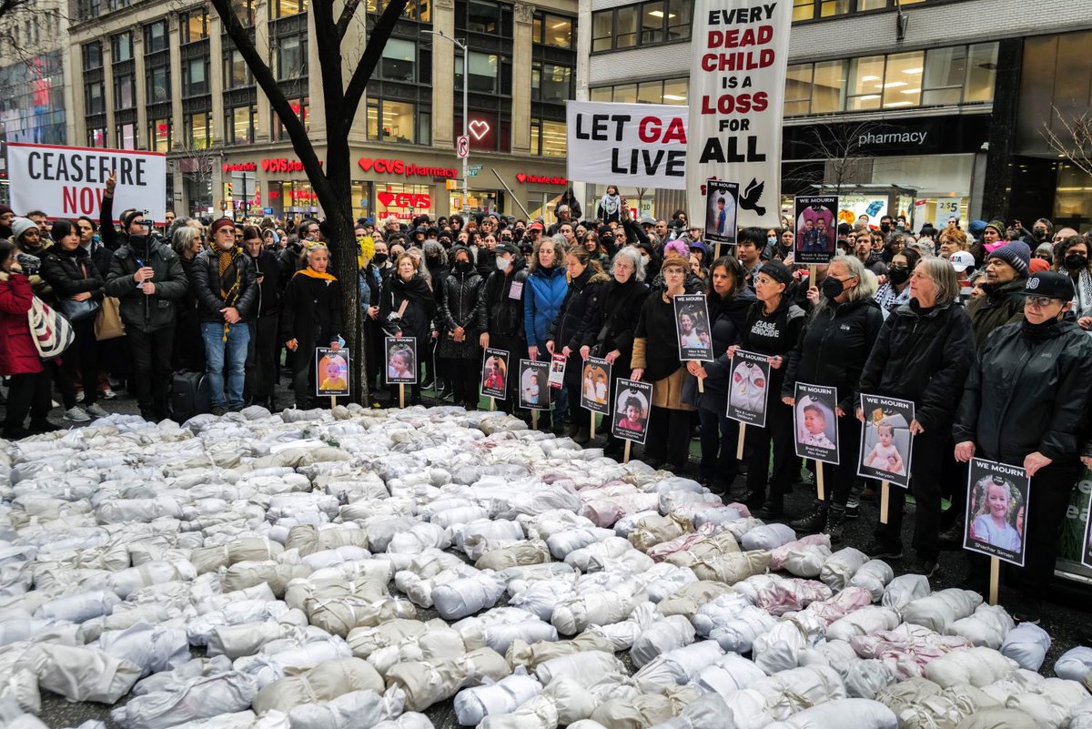 TFilastin's tweet image. USA 🇺🇸 Des  manifestants 🇺🇸portant en noir et tenant des jouet représentant des enfants morts lors d’une procession funéraire symbolique à New York pour exiger un cessez-le-feu et la fin des bombardements dévastateurs d’Israël à Gaza
#IsraelAssassin 
#Gaza_Genocide 
#SFDP