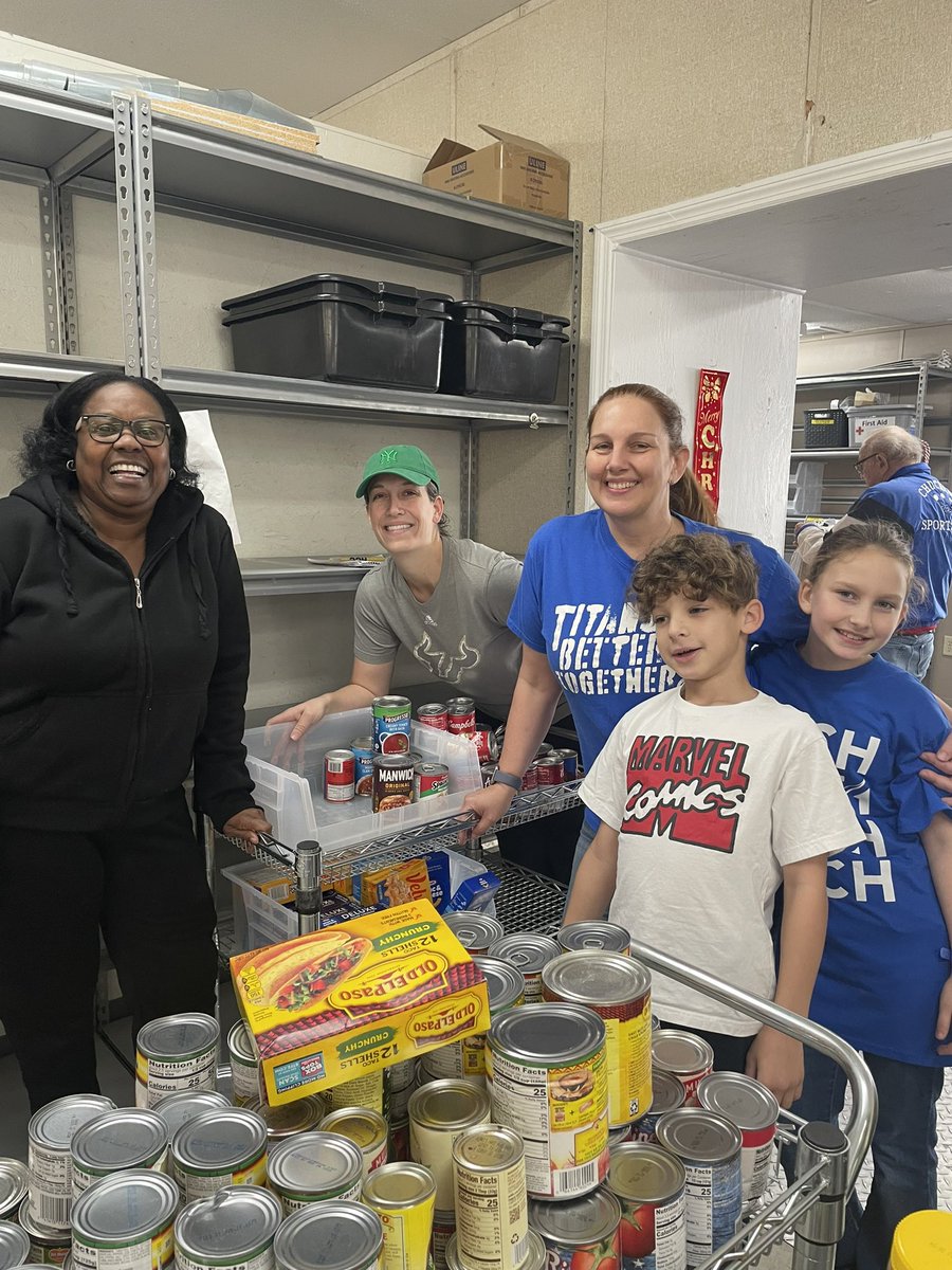 BHSCommunitySch's tweet photo. Today @BrandonHSEagles and @TBT_community volunteered with our families to give back to the pantry that helps support our @Community_Sch pantries at BHS🦅 and TBT⚡️@HCPS_FACE @HCPSTitle1 https://t.co/FqimoItJNs