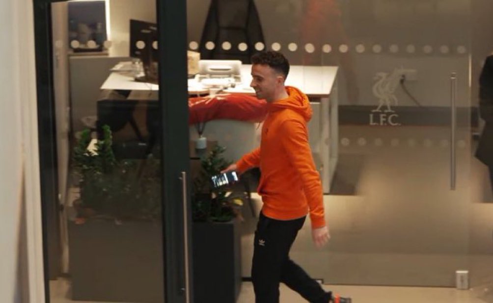 Diogo Jota est trop accro 😭

J’vous laisse regarder son téléphone ptdr