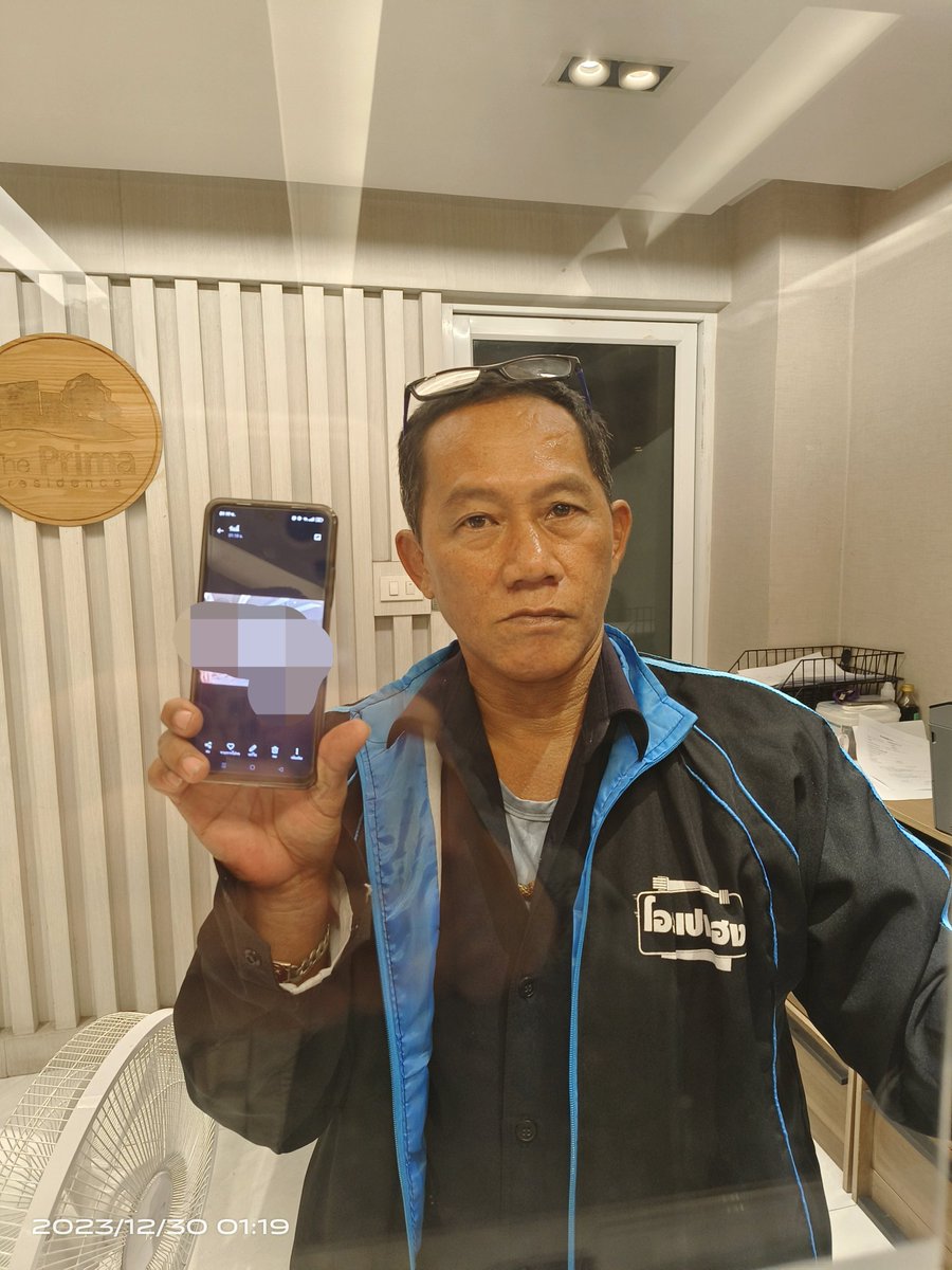 jayuar3's tweet photo. 跑断腿，18点24分火车，下午5点5分才下班，一路狂奔去了广州南，过境拱北口岸被盘问，然后找了一圈才发现公交车去澳门机场，到机场后发现停止值机，狮航的工作人都准备走了，但还���给值机了，入境曼谷又排了好长队，这个酒店阿叔还要求各种派照片留证据，不过人还是不错的😆 https://t.co/seBozCrK7Z