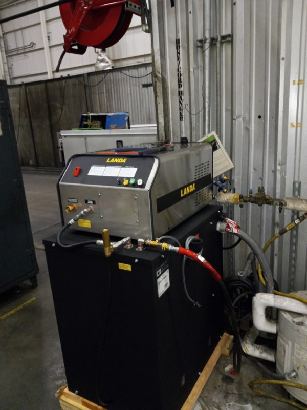 actioncleaning7's tweet photo. JUST DELIVERED two Landa EHW 4-20024C all electric hot water pressure washers to a major car manufacturer! #landatough 💪

@LandaTough https://t.co/jjaMwbv5hl