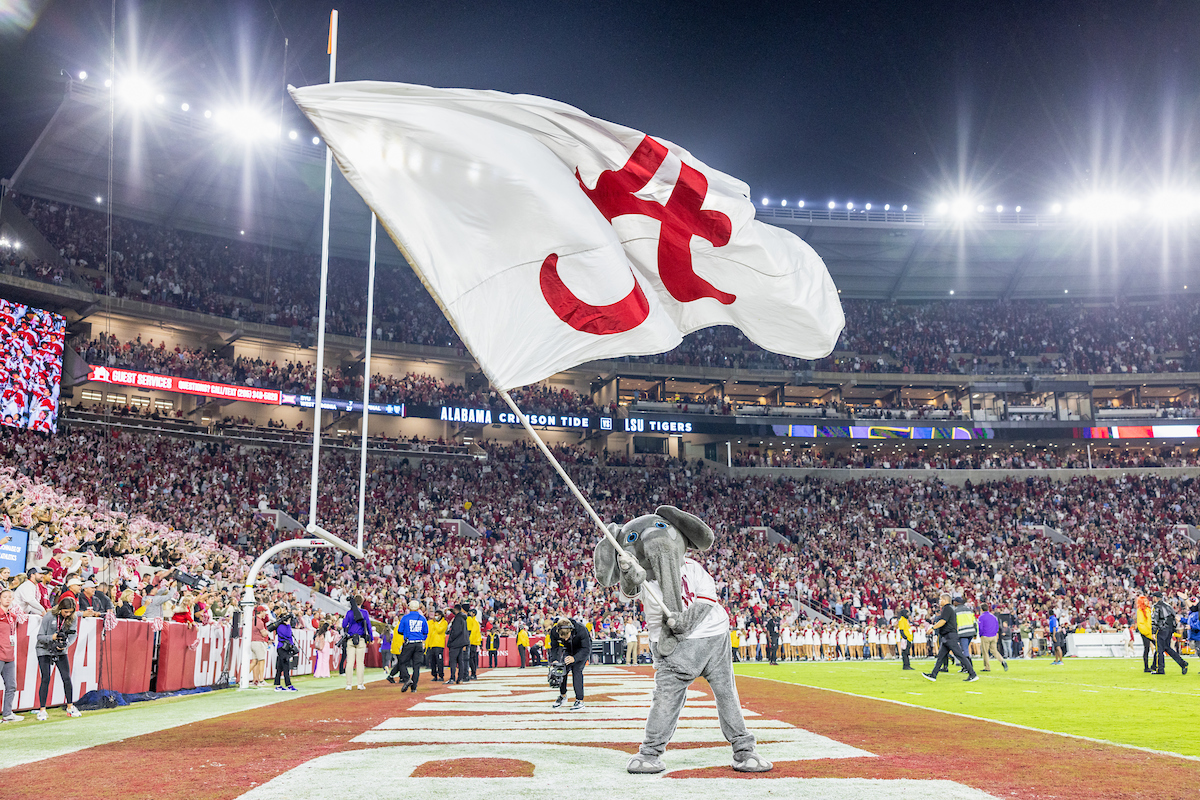 UofAlabama's tweet image. ROSE BOWL COUNTDOWN - 3 DAYS. 🌹🤩  Kick off the New Year by cheering on the Tide! 😉🐘 Jan 1. ESPN. 4pm CT. → RT if you'll be watching! 🏈 #RollTide