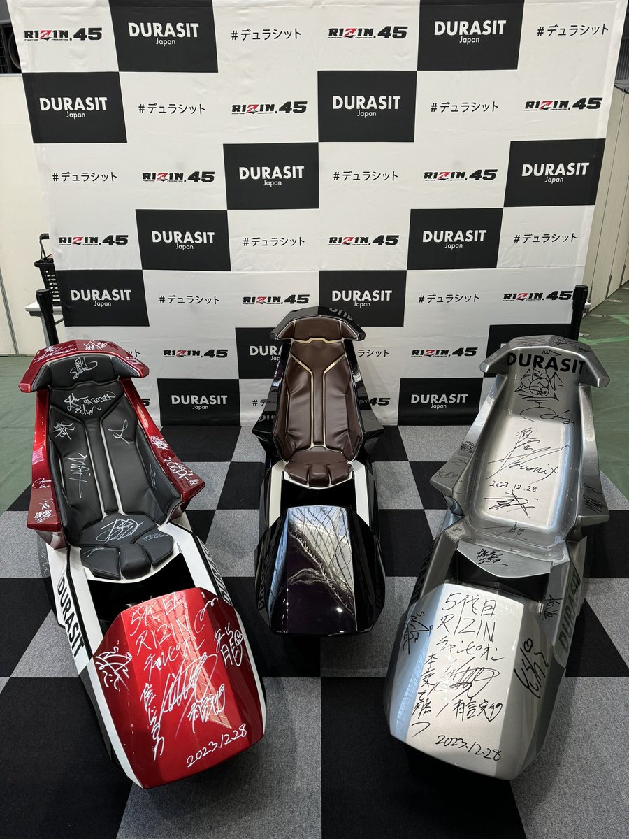 durasit_japan's tweet photo. RIZIN45✖️DURASIT
コラボキャンペーン🎉

RIZINファン必見‼️
抽選で一名様に #RIZIN45 出場選手のサイン入りチェアーが当たる豪華プレゼント企画🎁

◾️応募方法◾️
1.DURASIT公式アカウントをフォロー
2.このツイートをリポスト
※応募期間2023年12月31日まで

なんと‼️
12月30日・31日にはさいたまスーパーアリーナ・イベントブース内で出場選手とRIZIN大忘年会2023のゲスト選手のサイン入りチェアに座って写真を撮れる、フォトスペースをご用意しています☺️

イベントブースは入場無無料なので、今年一年の最後に最高な思い出の1枚を撮りましょう📷✨

試合前の大変な時にでも快くサインを書いてくださった選手の方々には感謝でいっぱいです😭✨
ぜひ一緒に応援しましょう‼️📣

#DURASIT #デュラシット