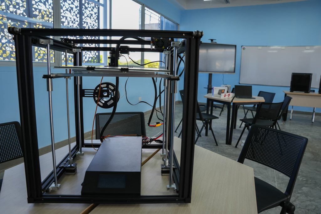 GobdelCesar's tweet photo. La nueva modalidad académica sobre tecnologías emergentes se hace realidad en el Cesar, miren la dotación de la nueva Institución de Educación Básica Alfonso López de Valledupar que inauguramos hoy. https://t.co/erDK3cf194