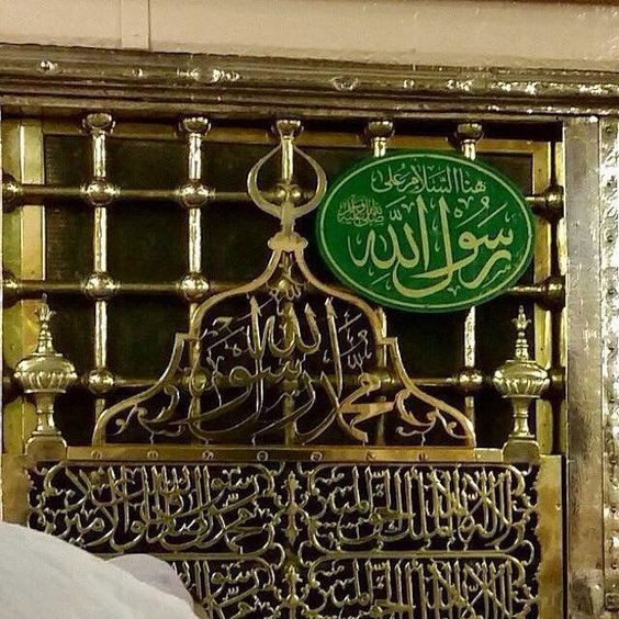 x3li9's tweet photo. حدثت وفاة النبي صلى الله عليه ��سلم ، بعد أن قام بحجة الوداع ، حيث كانت آخر كلمات القاها النبي ، في هذه الحجة اليوم أكملت لكم دينكم و أتممت عليكم نعمتي ، و رضيت لكم الإسلام دينا ، و حينها قد بكى صاحبه أبو بكر الصديق ، عند سماع تلك الآية و قد عرف أنها نعي رسول الله .

وفاة رسول الله
– قبل وفاة رسول الله ببضعة أيام ، نزلت آخر آيات القرآن الكريم ، بسم الله الرحمن الرحيم ( واتقوا يوما ترجعون فيه إلي الله ثم توفي كل نفس ما كسبت وهم لا يظلمون) ، و في هذا الوقت بدأ المرض يتسرب إلى جسد رسولنا الكريم ، و قد طلب أن يزور قبور شهداء أحد ، و وقف على قبورهم و ألقى عليهم السلام ، و قال لهم  السلام عليكم يا شهداء احد انت السابقون ونحن ان شاء الله بكم لاحقون واني بكم ان شاء الله لاحق .

– أثناء رجوعه من تلك الزيارة سمع بكائه فقالوا له ما الذي يبكيك ، فرد عليهم قائلا اشتقت إلى اخواني فردوا عليه قائلين أولسنا اخوانك ، فقال لهم النبي أنهم ليسوا اخوانه بل هم أصحابه ، و إنما اخوانه هم المؤمنين القادمين من بعده و اللذين لن يروه .

– ظل الرسول صلى الله عليه وسلم في بيت السيدة ميمونة ، قبل وفاته بثلاثة أيام وقد طلب من زوجاته ، أن يجتمعوا و يأذنوا له الإنتقال إلى بيت عائشة رضى الله عنها .

إنتقال النبي إلى بيت السيدة عائشة
– بعد أن طلب سيدنا محمد من زوجاته الإنتقال إلى بيت عائشة ، سمحوا له بذلك و جائه علي بن أبي طالب و الفضل بن العباس ، و قاموا بحمل جثمانه الكريم و دخلوا به على حجرة السيدة عائشة ، و قد كانت هذه هي المرة الأولى التي يراه أصحابه ، في هذه الحالة مما اثار هلعهم فتجمعوا حول مسجده و تزاحموا عليه .

– بدأ النبي يتصبب عرقا و قد أخذ بيد السيدة عائشة ، لتمسح له وجهه و قد كانت تبدل يدها بيده ليمسح عرقه ، لأن يده في هذا الوقت كانت أكرم و أطيب من يدها .

– كانت السيدة عائشة تسمعه يقول لا إله إلا الله ، أن للموت لسكرات ، و قد كانت أكثر الناس إشفاقا ، على النبي في ذلك الوقت .

– ظهر خوف الناس على رسول الله فقد طلب منهم وقتها أن يحملوه إليهم ، و لكنه لم يستطع فكانوا يصبوا عليه الماء حتى يفيق و قد صعد على المنبر ، و ألقى عليهم آخر خطبة فقال : ( أيها الناس، موعدكم معي ليس الدنيا، موعدكم معي عند الحوض..
والله لكأني أنظر إليه من مقامي هذا. أيها الناس، ��الله ما الفقر أخشي عليكم، ولكني أخشي عليكم الدنيا أن تنافسوها كما تنافسها الذين من قبلكم، فتهلككم كما أهلكتهم ) .
دفن النبي صلى الله عليه وسلم

– توفى النبي يوم الأثنين في شهر ربيع الأول ، في وقت الضحى و قد كان من كشف أمر موته ، هو سيدنا أبو بكر الصديق فقد قال عنه طبت حيا و ميتا يا رسول الله .
– اجتمع الناس لغسل رسول الله و كان من بينهم عمه العباس ، و علي بن أبي طالب و أسامة بن زيد و غيرهم ، و قد شهدوا جميعهم بعدم تغير جسده الشريف بعد الموت .

تأخير دفن الرسول

– تم تأخير دفن جثمان رسول الله لمدة ثلاثة أيام بعد الوفاة ، و قد كان السبب وراء ذلك هو حرص الصحابة على أن يقوم بالصلاة على رسول الله كافة المسلمين وقتها ، كما أن جسده الشريف تنتفي معه الحاجة لسرعة الدفن ، و هي التحلل و تغير المعالم .
– دخلوا عليه حجرته الشريفة و حملوه و بدأوا في الصلاة عليه ، و لم يأمهم أحد و قد كان وقع موته عليهم شديد الوطء .

– و قد قيل أن سبب التأخير في الدفن كان لأنهم رغبوا في إتمام بيعة الخلافة ، قبل دفن جثمانه الشريف ، و قد تم الدفن ��عليا يوم الأربعاء في منتصف ليلتها

فضلأ وليس امرأ اذا اتممت القراءة علق بالصلاة على الحبيبﷺ