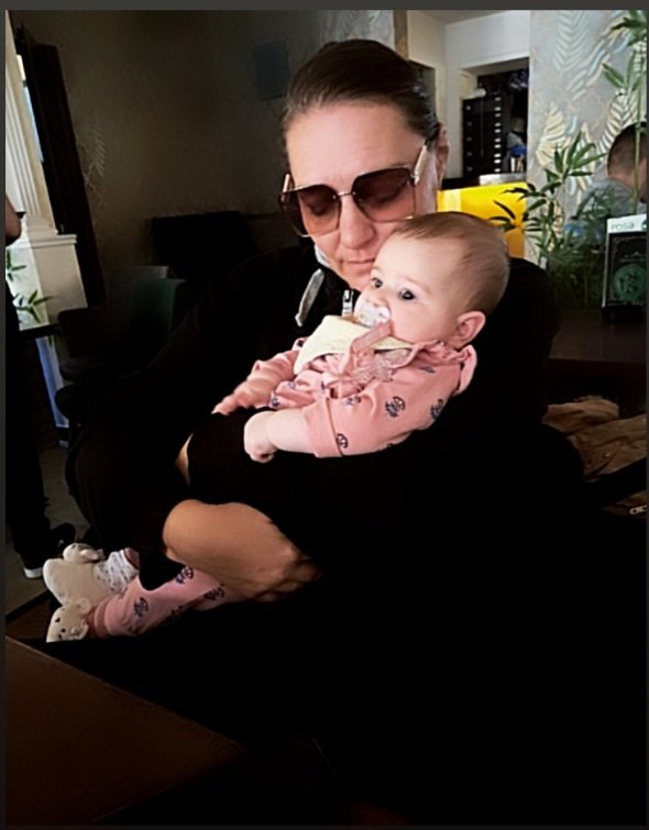 2023. teska godina...U ovoj drzavi mnogo tragedija, tuge, uzasa.. A onda licni pakao, smrt oca..al' i  svetlo na kraju tunela, dobila sam sestričinu..
Ne postoji savršen život, ali postoje savršeni trenuci. Nadam se da ce ih biti vise u ovoj narednoj. Za sve..