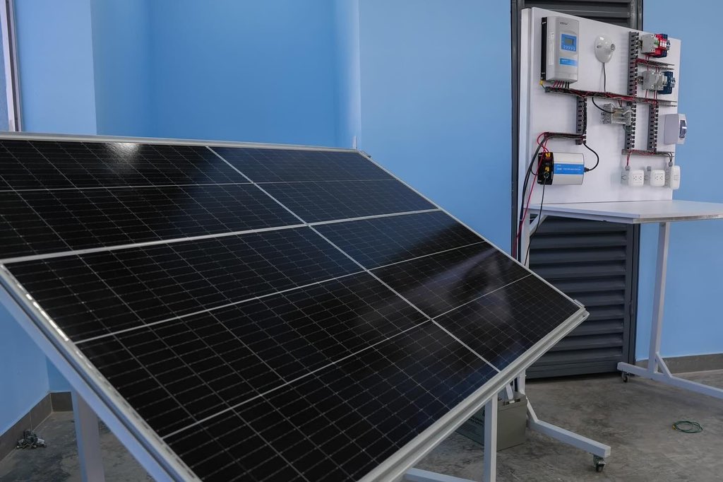 GobdelCesar's tweet photo. En cada rincón del nuevo Alfonso López se respira tecnología, porque cuenta con Laboratorio de Energías Renovables, Lab de Reconocimiento Facial, Lab de Ingeniería TI, Lab de Desarrollos de APPS, Lab de Domótica, Labs de Inglés, Labs de Física y Química, y salas de informática. https://t.co/PiSUFvajqt