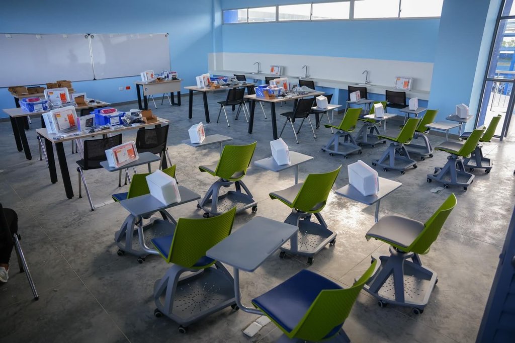 GobdelCesar's tweet photo. En cada rincón del nuevo Alfonso López se respira tecnología, porque cuenta con Laboratorio de Energías Renovables, Lab de Reconocimiento Facial, Lab de Ingeniería TI, Lab de Desarrollos de APPS, Lab de Domótica, Labs de Inglés, Labs de Física y Química, y salas de informática. https://t.co/PiSUFvajqt