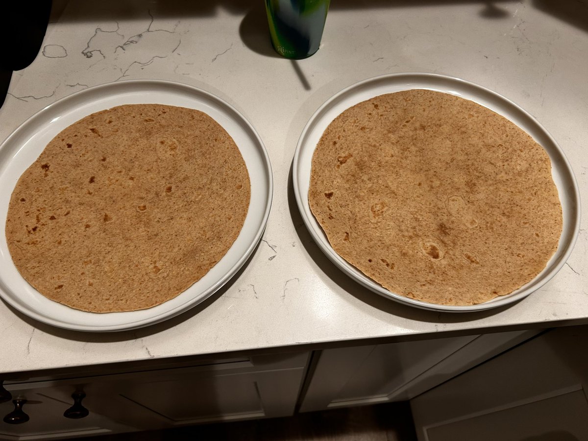 JustinCamera's tweet photo. @MissionFoodsUS why are your tortilla sizes so inconsistent?? https://t.co/JlBaMoUvQc