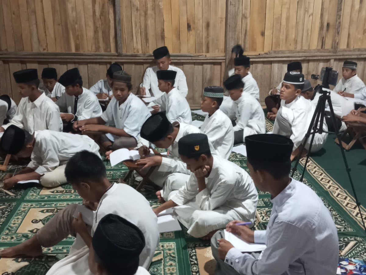 Ikhwan_Bahar's tweet image. Bersama mendidik generasi menuju generasi yang lebih baik dari pendahulunya.

#Pengajian rutin ut santri dan pembina di Ponpes Al-Mutahabbun Tanah Beru, binaan adikku Muslim Bahar