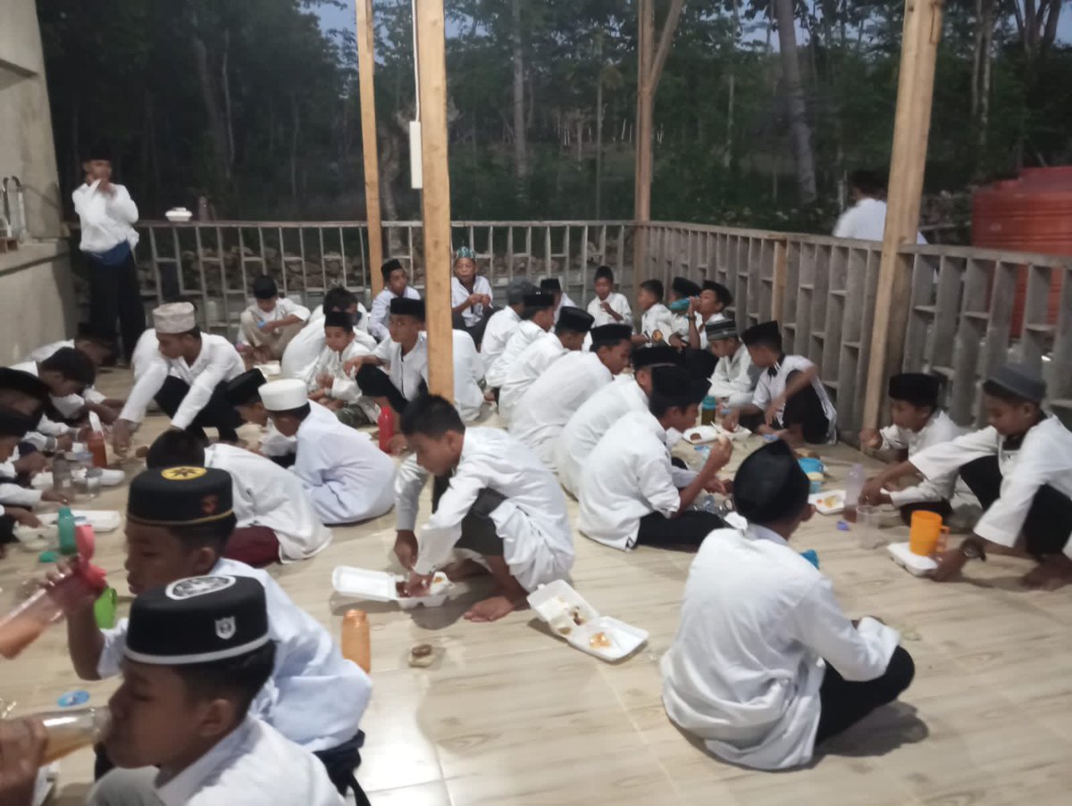 Ikhwan_Bahar's tweet image. Bersama mendidik generasi menuju generasi yang lebih baik dari pendahulunya.

#Pengajian rutin ut santri dan pembina di Ponpes Al-Mutahabbun Tanah Beru, binaan adikku Muslim Bahar