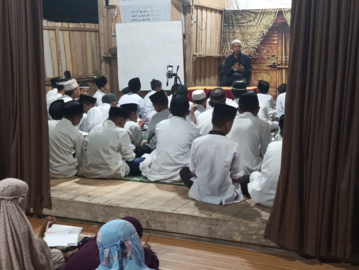 Ikhwan_Bahar's tweet image. Bersama mendidik generasi menuju generasi yang lebih baik dari pendahulunya.

#Pengajian rutin ut santri dan pembina di Ponpes Al-Mutahabbun Tanah Beru, binaan adikku Muslim Bahar