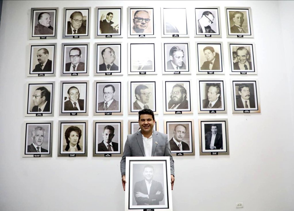 nicolasgarciab's tweet photo. Hoy, en el último día en la oficina puse mi cuadro en el Salón de Gobernadores. Totalmente agradecido y orgulloso de haber sido el gobernador del primer departamento del país, al lado de un insuperable equipo. https://t.co/oq0oxL9ov3