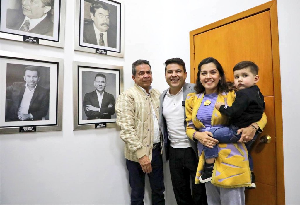 nicolasgarciab's tweet photo. Hoy, en el último día en la oficina puse mi cuadro en el Salón de Gobernadores. Totalmente agradecido y orgulloso de haber sido el gobernador del primer departamento del país, al lado de un insuperable equipo. https://t.co/oq0oxL9ov3