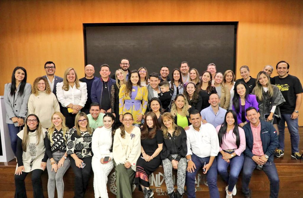 nicolasgarciab's tweet photo. Hoy, en el último día en la oficina puse mi cuadro en el Salón de Gobernadores. Totalmente agradecido y orgulloso de haber sido el gobernador del primer departamento del país, al lado de un insuperable equipo. https://t.co/oq0oxL9ov3