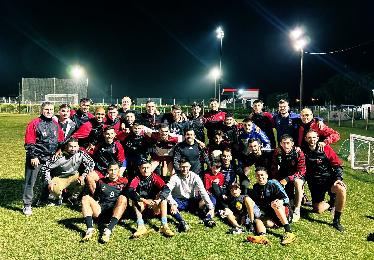 A muerte con esta banda 

#TodosJuntosCAJ ❤️🖤