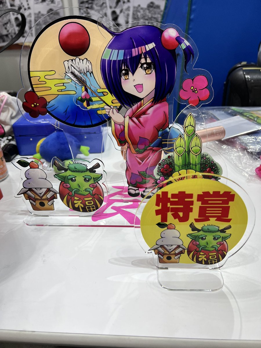 本日のガチャガチャ特賞はこちら
印藤先生描き下ろしの新春スペシャルアクスタ！
特賞スタンド付き
南3c Geeks HOTELブースへ！

#コミケ103