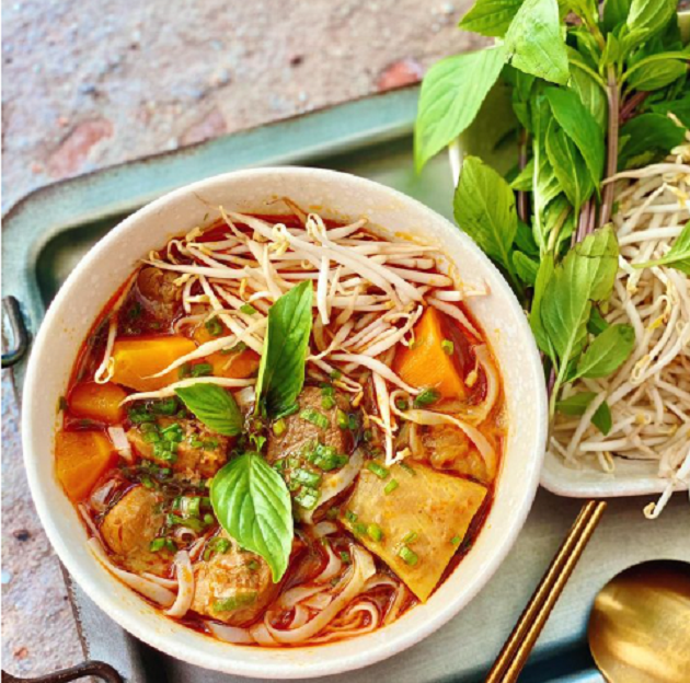 chào ae nhé hôm này là ngày cuối tuần rồi, cả nhà mình nấu món này cho gia đình yêu thương của mình thưởng thức nhé.

Cách nấu bún bò kho thịt mềm nhừ cực ngon
+ Chuẩn bị nguyên liệu

- 1 kg thịt nạm bò
- 500 gram cà rốt
- 500 gram khoai tây
- Ớt tươi
- Hoa