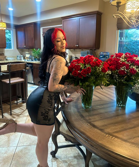 🤭🌹🖤 https://t.co/nzssNnHnRb