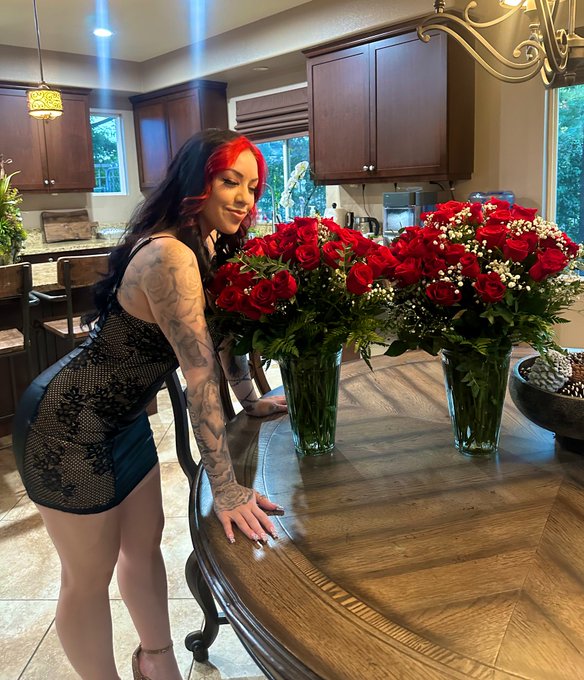 🤭🌹🖤 https://t.co/nzssNnHnRb