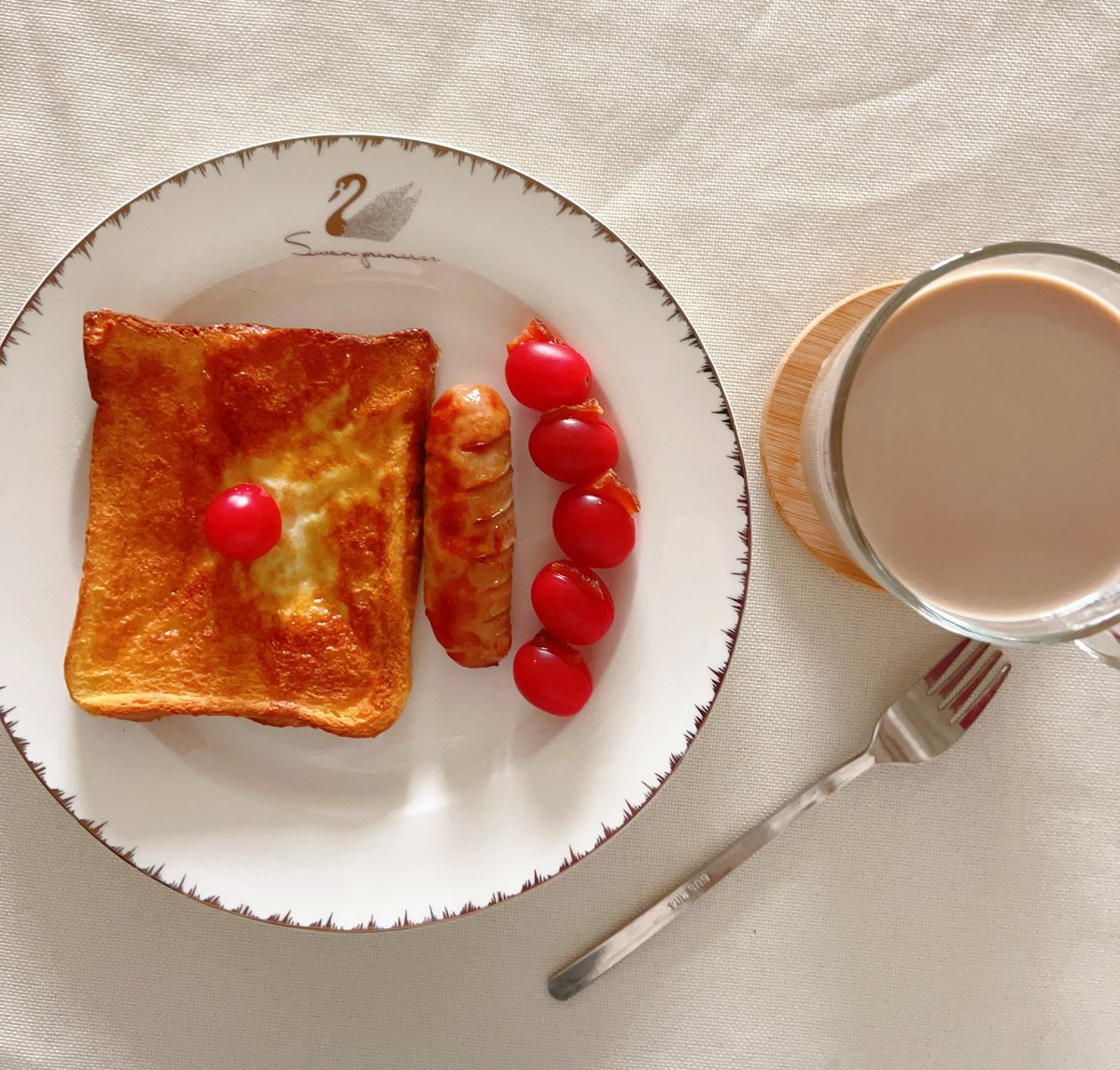 momo2637's tweet photo. Good morning
If there are 100 kinds of toast, I can give you 101 kinds.
Trust me, cherry tomatoes with plums are a very delicious snack
Day 24 breakfast: Toast+egg+milk + Grilled sausage+cherry tomatoes+latte 
#breakfast #homemade #toast #healthyfood 
#healthyeating #cooking https://t.co/QMejOg6IHu