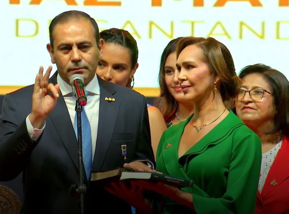 UNIPAZnoticias's tweet photo. #RectorUNIPAZ | UNIPAZ presente en el acto protocolario de presentación de nuestro Gobernador de Santander electo el  @GralJuvenalDiaz  ¡Vamos a trabajar en equipo! Para fortalecer  la educación superior del Departamento. 🤜🏽🤛🏻🫡  

¡Es tiempo!

#UNIPAZAvanza 

@oscaropa https://t.co/ajlO0FOdA8