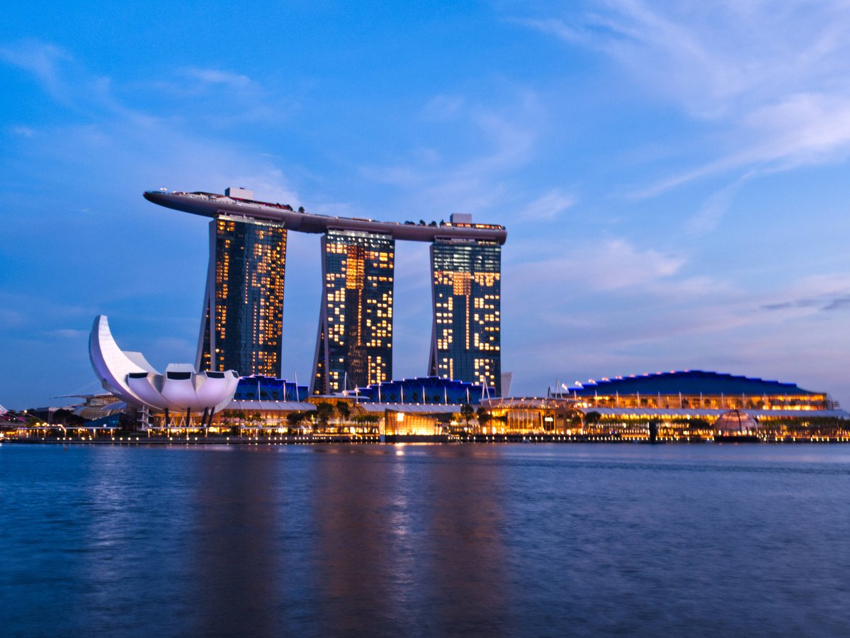 @admired_art @asd1994 Good day, AA.
Sharing for the #travel thread theme a #blue #dusk shot of the #marinabaysands hotel in Singapore 🇸🇬
Enjoy 😀📷🇸🇬