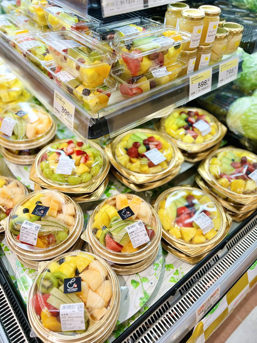 こちらも #ウオロク空港通店✈️ お供えの花も忘れずに💐 家族みんなで