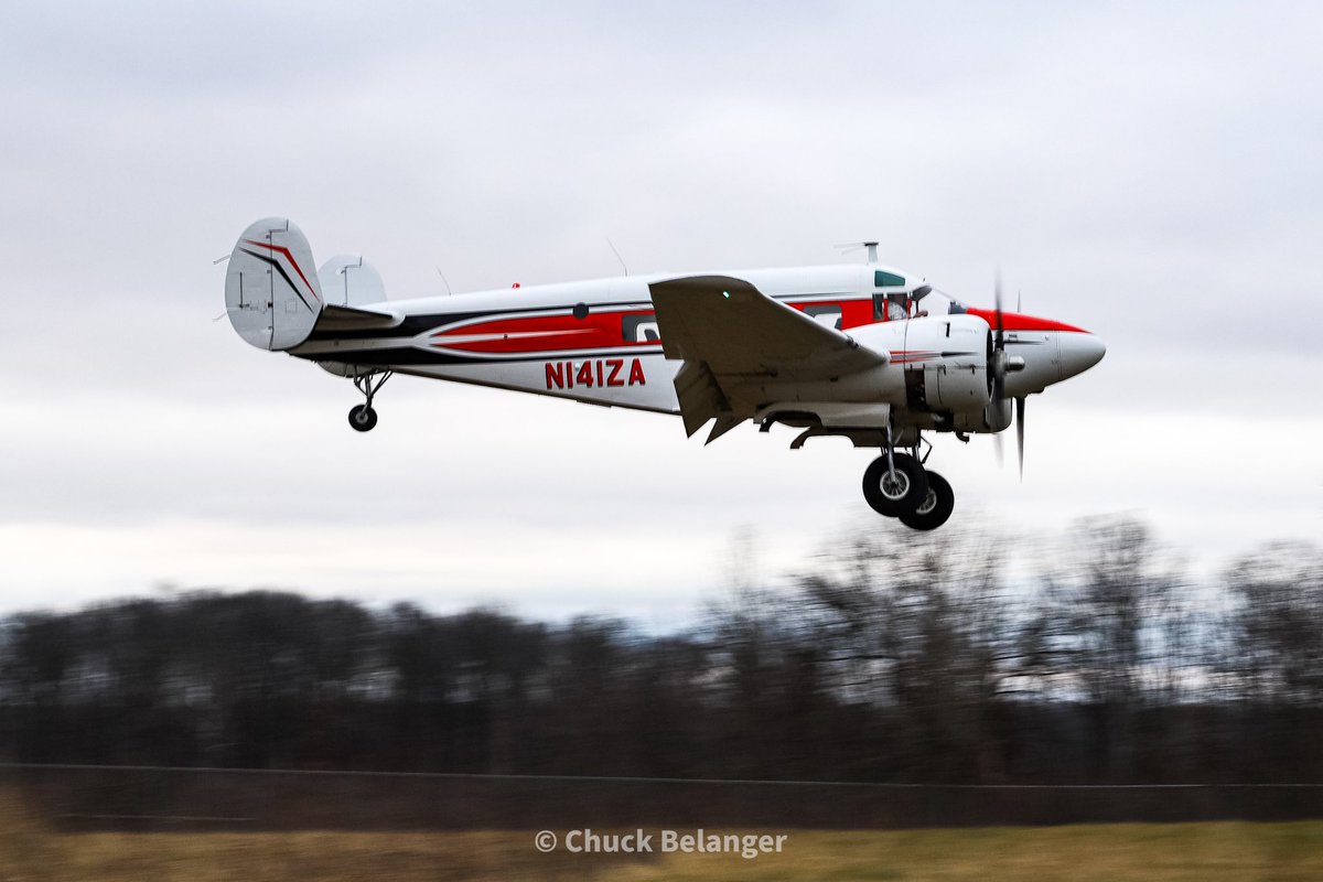 NowHeresYou's tweet photo. Beech18 landing on 28 in Huntington. #beech18  #huntingtonmunicipalairport https://t.co/KGIbN469yp