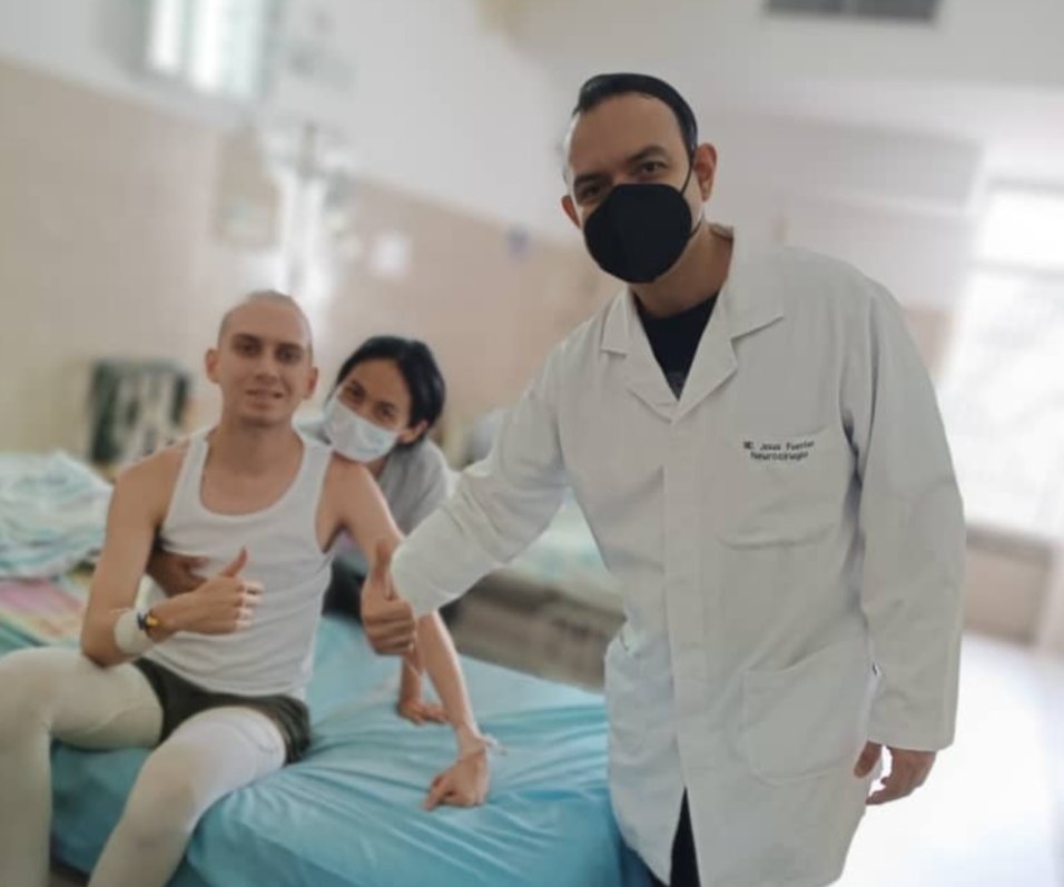 romeroo_ph's tweet photo. Ya echando el cuento, hace ya unos 22 días que me operaron de urgencia porque la valbula que tengo en la cabeza se soltó y creo una hidrocefalia de coñazo que me dejó mal, gracias a Dios ya hace 19 días estoy en casa y la recuperación ha ido bien

Foto con el Neuro😄 https://t.co/XGSQjfAIAJ