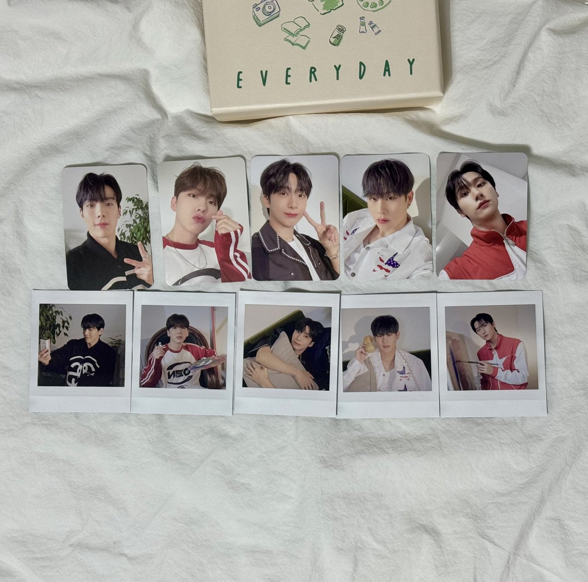 Happiness_to_KH's tweet photo. 얘들아 시그.. 포카 개예쁘다… 

    에브리데이버전 포카 &amp; 폴라 
                                                              스페셜데이 포카 &amp; 증사 https://t.co/U87AbAHWDw