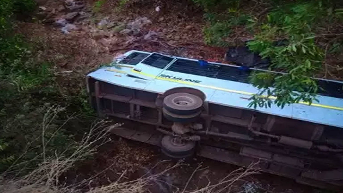 Tragic Bus Accident in Raigad Claims Two Lives; Injures 55

#RaigadBusAccident #Tragedy #LossOfLife #InjuriesReported #RoadSafety #EmergencyResponse