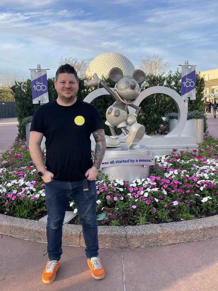levelupleroy's tweet photo. Getting ready to DJ in the new year @waltdisneyworld & help celebrate 100 magical years of Disney! “It was all started by a mouse” #levelupleroy #disney #waltdisneyworld #starwars #batuu #galaxysedge #ukstarwarsdj #popculturedj #nye #disney100 #mickeymouse #comiccondj https://t.co/V9EjWSd12H