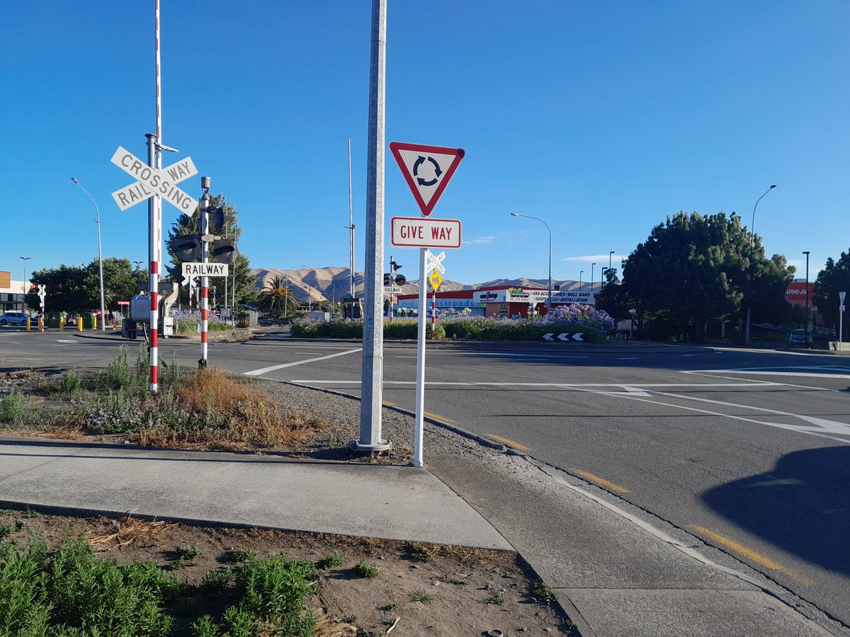 HogGuardian's tweet photo. Is this the only roundabout in NZ with a railway going through it? Probably! https://t.co/NWNuKaKVWj