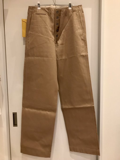 A-2を買った時についたポイントでバズリクソンズのチノパンを買う。
M43036
1942モデルなのでワタリの太さがドカンみたい。
ノンウォッシュなのでテカテカ光沢がシビれる(*'ω`*) 