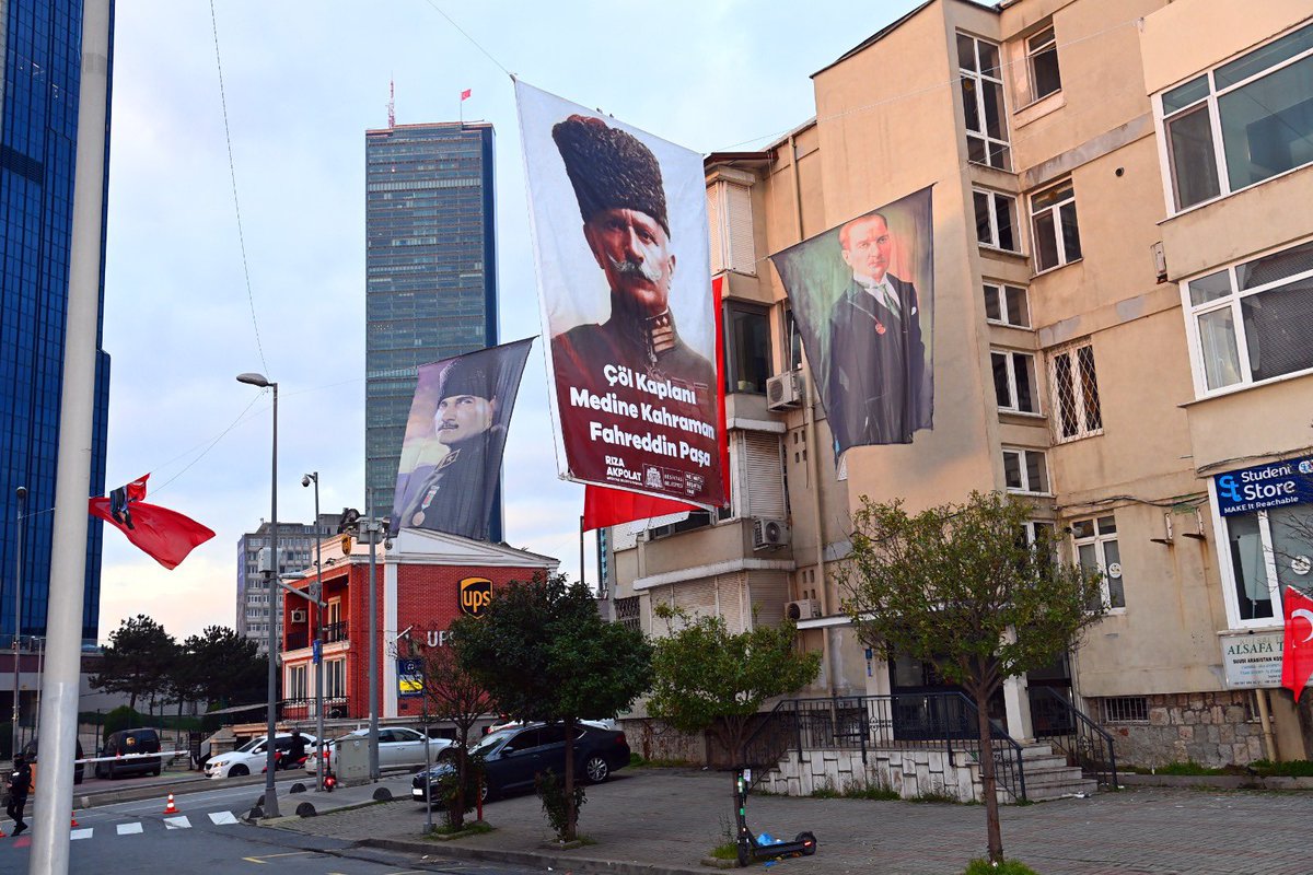 tuketicideney's tweet photo. 💥 Beşiktaş Belediyesi, Suudi Arabistan Başkonsolosluğu'nun bulunduğu sokağa, 'Çöl Kaplanı Medine Kahramanı Fahreddin Paşa' yazılı pankartlar astı. https://t.co/O0CQLVW7Vw