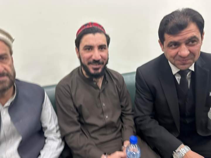AshrafK29855263's tweet photo. مشر منظور پشتين ي پا جوډيشل اډیاله جيل ته وليژالو
شيم شيم https://t.co/qVOnZRxk1i