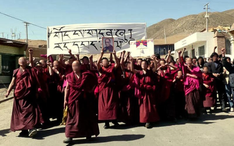 TibetCollective's tweet image. #Tibetan #Buddhism is seen as a threat to the occupying Chinese state &amp;amp; is tightly regulated, with Chinese officials closely monitoring &amp;amp; controlling religious activity at #monasteries and nunneries. A 🧵.

Source: @freetibetorg