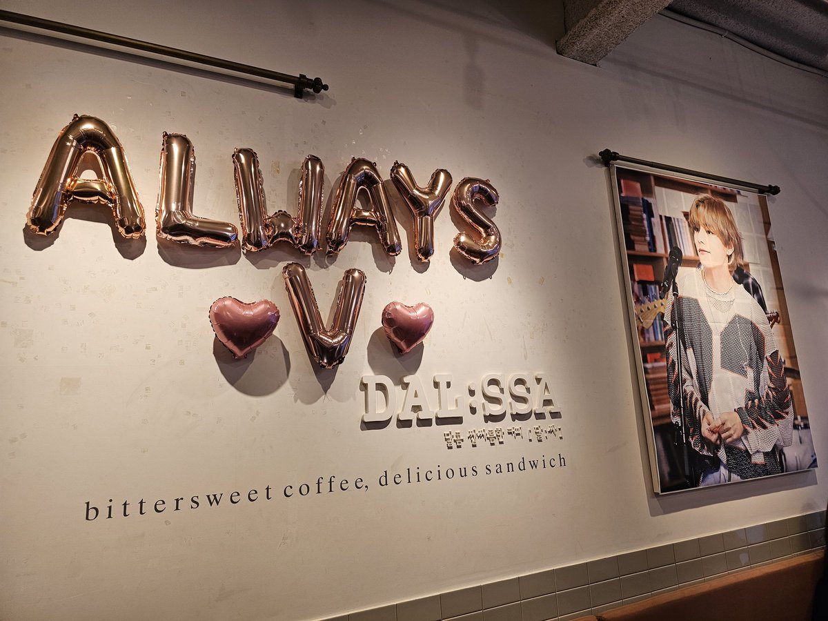 V_Love_Young's tweet photo. 달싸카페 @dalssacafe
💜 𝟐𝟎𝟐𝟑 𝐇𝐀𝐏𝐏𝐘 𝐕 𝐃𝐀𝐘 💜
사랑스러운 태형이의 생일축하 투어! 달싸카페에 왔어요~
태형이로 꾸며진 공간.
새벽부터 잠도 못자고 움직인 피로를 날려주네요.
내년도 달력도 너무 예쁘고 럭드도 짱 구욤~~^^
#언제나_김태형
#Always_V
#태형생일ㅊㅋ https://t.co/xsX1vBdcww