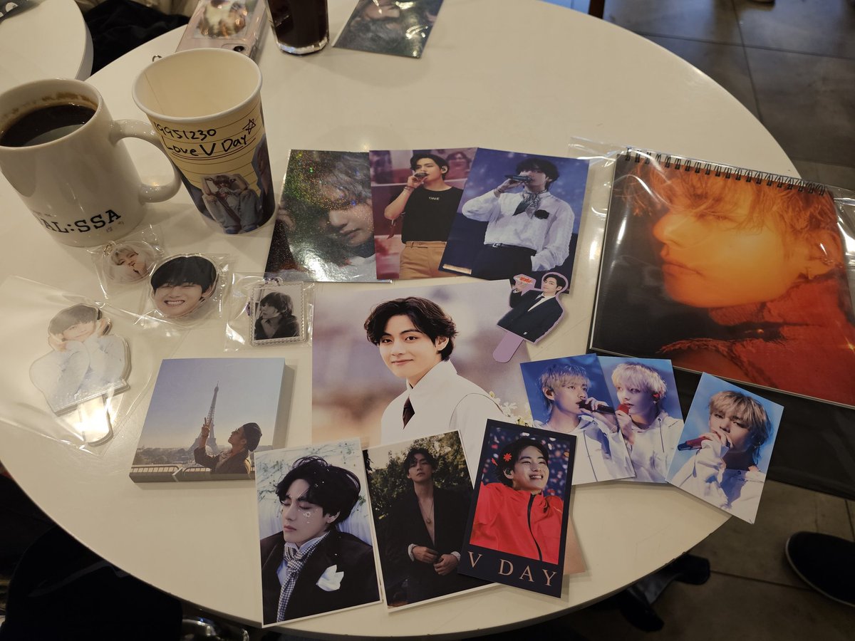 V_Love_Young's tweet photo. 달싸카페 @dalssacafe
💜 𝟐𝟎𝟐𝟑 𝐇𝐀𝐏𝐏𝐘 𝐕 𝐃𝐀𝐘 💜
사랑스러운 태형이의 생일축하 투어! 달싸카페에 왔어요~
태형이로 꾸며진 공간.
새벽부터 잠도 못자고 움직인 피로를 날려주네요.
내년도 달력도 너무 예쁘고 럭드도 짱 구욤~~^^
#언제나_김태형
#Always_V
#태형생일ㅊㅋ https://t.co/xsX1vBdcww