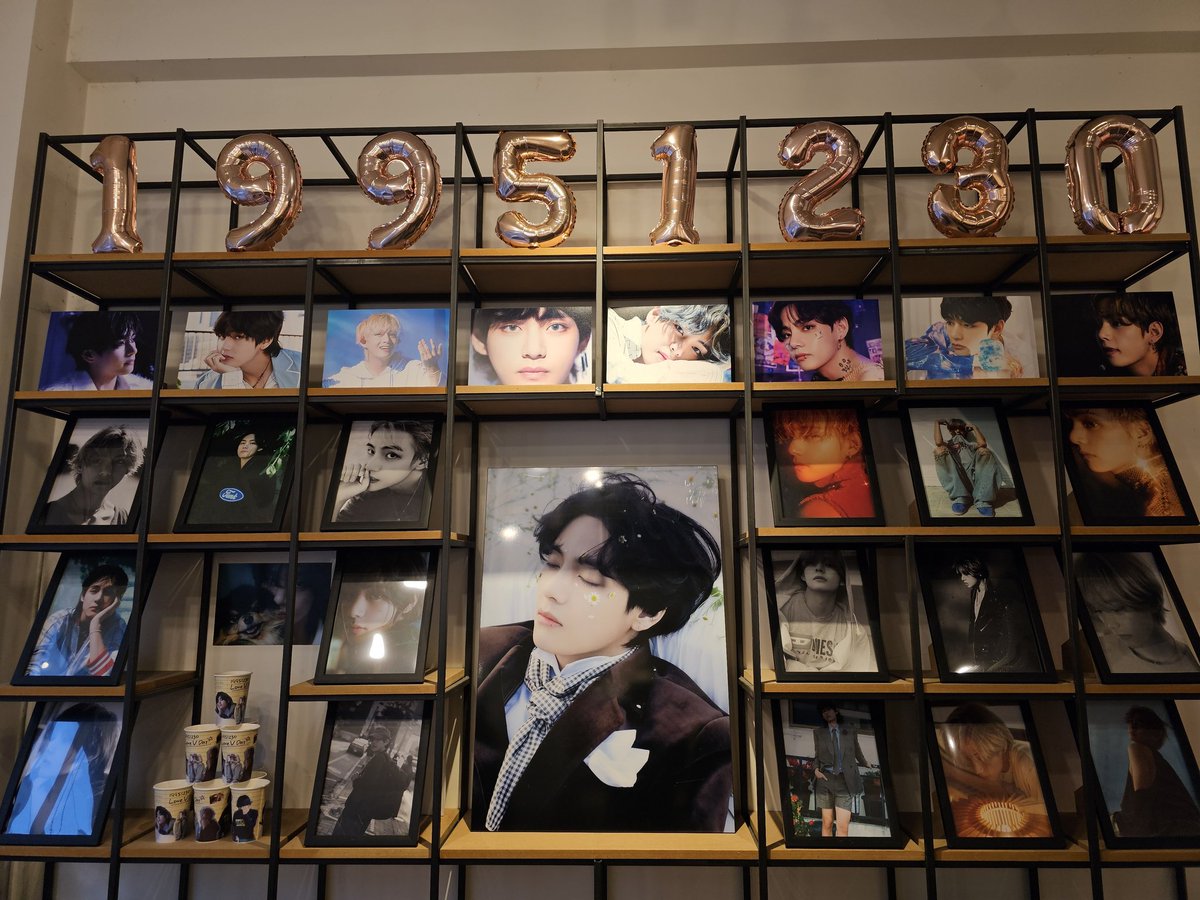 V_Love_Young's tweet photo. 달싸카페 @dalssacafe
💜 𝟐𝟎𝟐𝟑 𝐇𝐀𝐏𝐏𝐘 𝐕 𝐃𝐀𝐘 💜
사랑스러운 태형이의 생일축하 투어! 달싸카페에 왔어요~
태형이로 꾸며진 공간.
새벽부터 잠도 못자고 움직인 피로를 날려주네요.
내년도 달력도 너무 예쁘고 럭드도 짱 구욤~~^^
#언제나_김태형
#Always_V
#태형생일ㅊㅋ https://t.co/xsX1vBdcww
