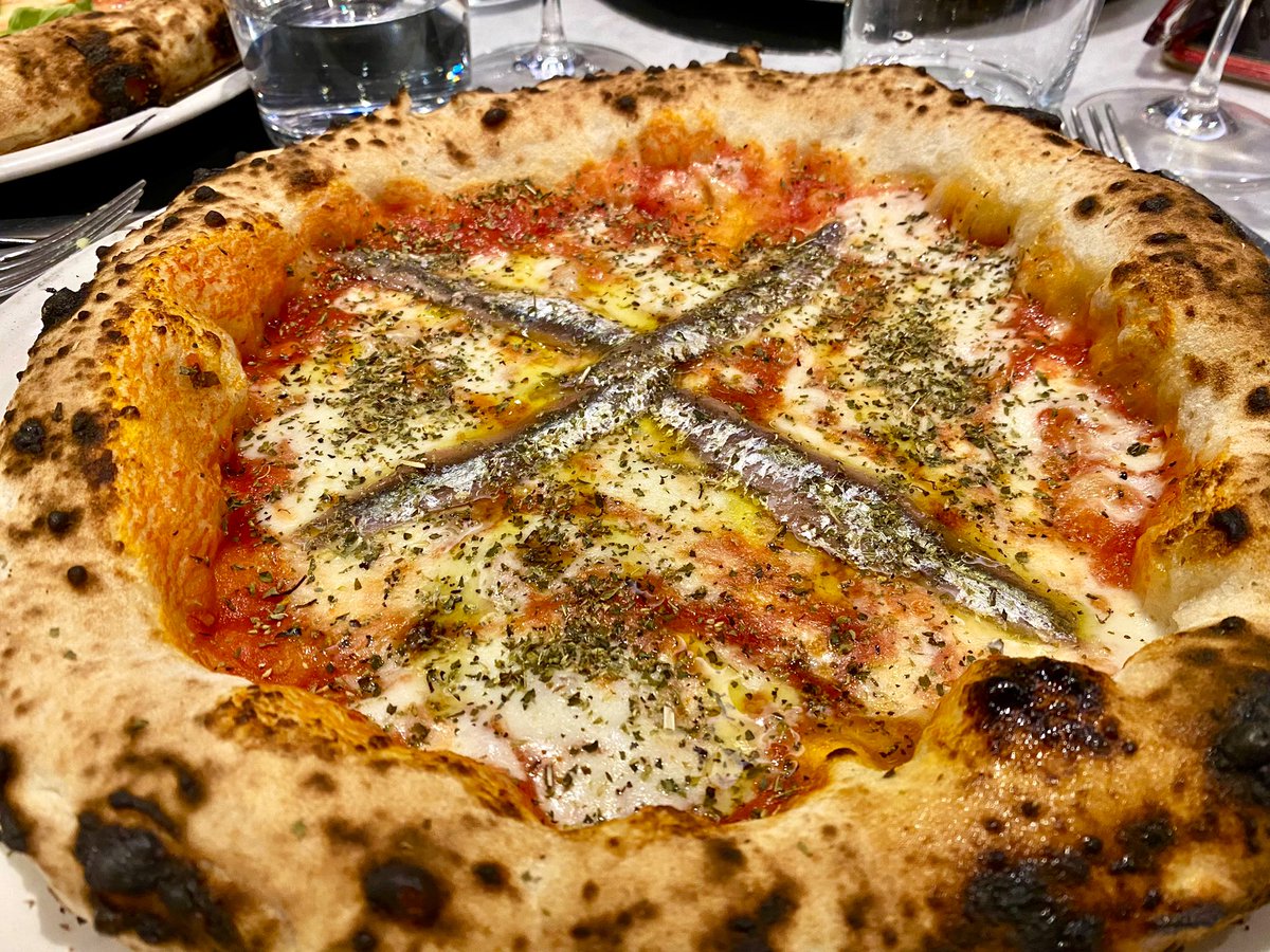 aol_ortizde1's tweet photo. Primera parada gastro en Roma. Nivelazo en las pizzas napolitanas de @PizzaSeu y estupendo espumoso siciliano @#marcodebartoli Viva Roma!! https://t.co/mEHQFn2QH5