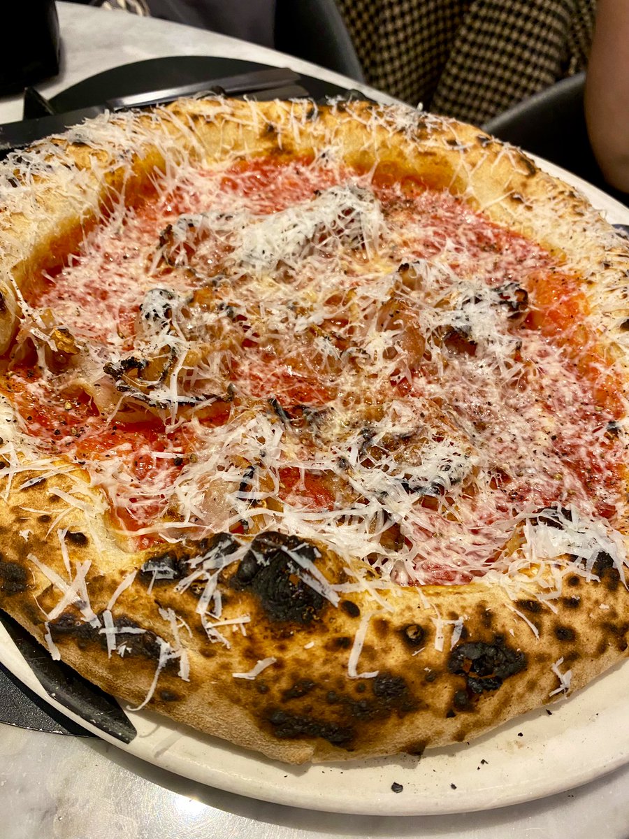 aol_ortizde1's tweet photo. Primera parada gastro en Roma. Nivelazo en las pizzas napolitanas de @PizzaSeu y estupendo espumoso siciliano @#marcodebartoli Viva Roma!! https://t.co/mEHQFn2QH5