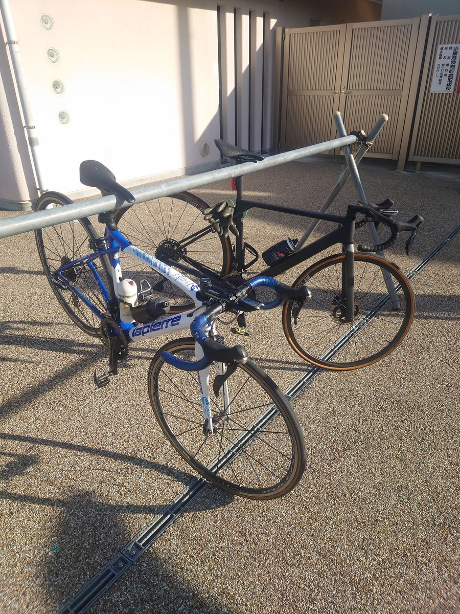 lacrymachristi1's tweet photo. 今日は1番仲の良いチームメンバーと走り納めデートライド🚴
今年の走り初めライドも彼とでした🤣
ゆるゆるお昼ご飯を食べがてら走ってきました😊
今年は自分の体調不良や妻の体調不良も重なり走行距離自体は短かったですが無事故で終われそうで良かったです😌
#GTBC
#ロードバイク
#lapierre https://t.co/beNJgWPyYv