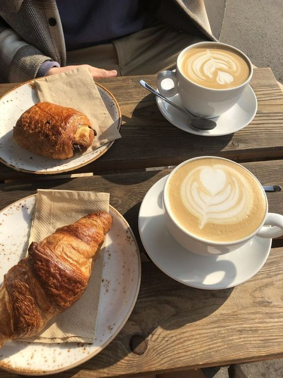 etherealdior's tweet photo. nothing like a coffee and pastry for breakfast ☕🥐 https://t.co/kvtZLzNqrD