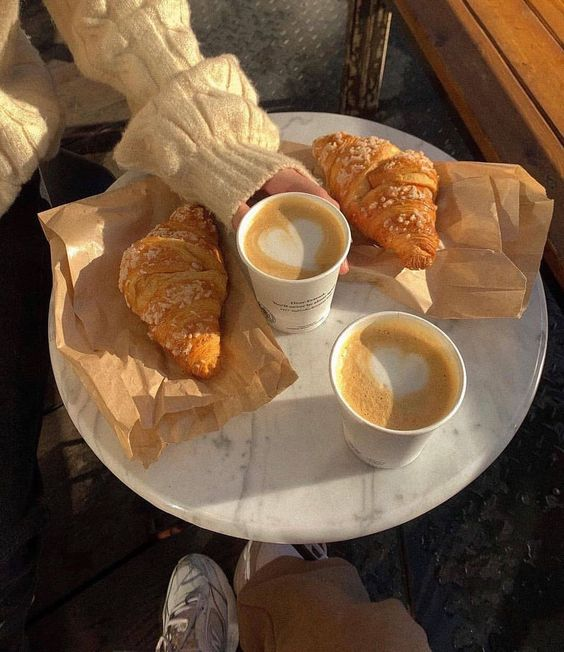 etherealdior's tweet photo. nothing like a coffee and pastry for breakfast ☕🥐 https://t.co/kvtZLzNqrD
