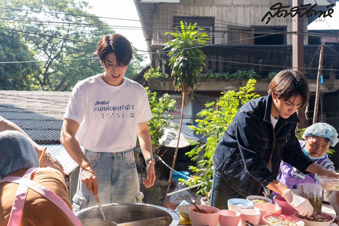 nongxz95's tweet photo. 🤍 เป็นกิจกรรมที่ดีมาก น้องดังได้มีส่วนในร่วมในการช่วยเหลือคนอื่น เป็นภาพที่น่าประทับใจ :-)
#คนหล่อขอทำดีปี16 #HappyGiving
#konlorhappygiving #sudsapdaxkonlor
@dunknatachai #dunknatachai https://t.co/JBNVdeGnAZ