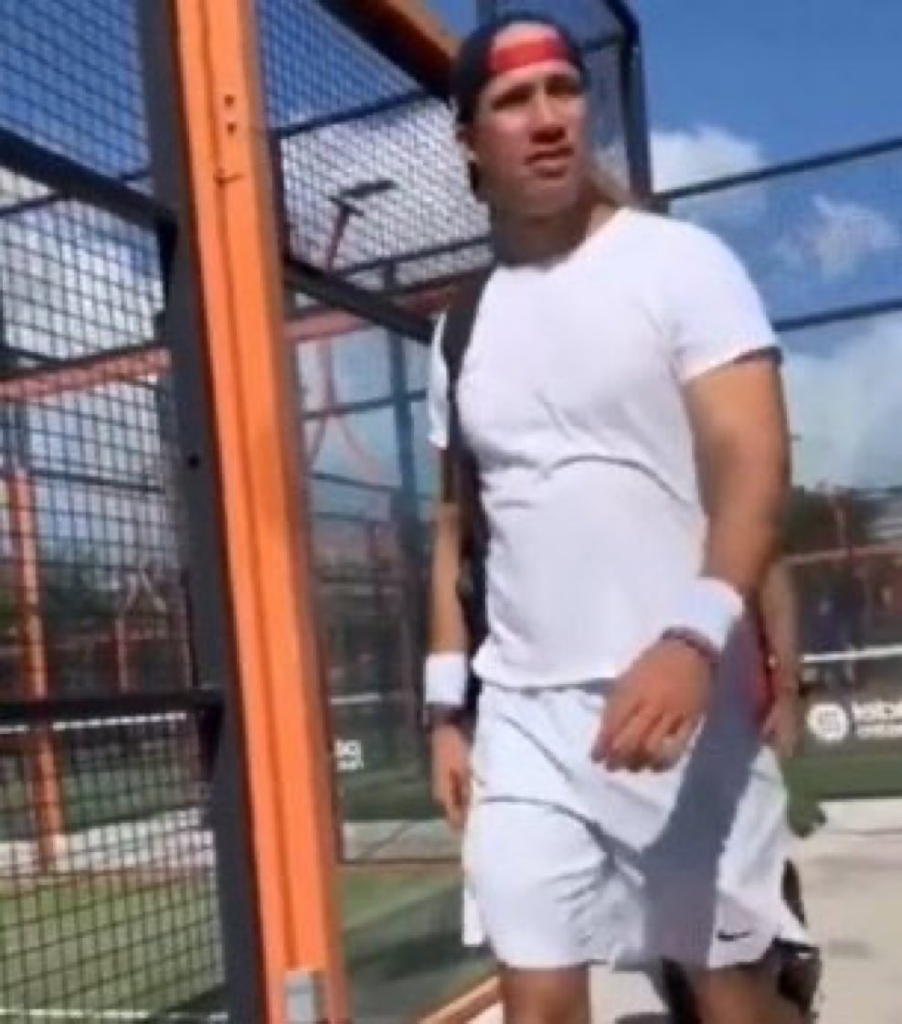 Proctologo's tweet photo. Mientras Guaidó (39 años) vive en USA jugando tenis sin oficio laboral conocido….

Alba Roversi ( 64 años) trabaja en Amazon repartiendo paquetería  desde las 6 am y vende hallacas para redondearse.

-Ven la diferencia?
-Entienden el por qué de mi arrechera? https://t.co/Nyq8V6XCjX