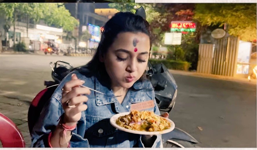 VinayRaghu02's tweet photo. When her Co-stars is also tease her for food, bcj they know that she's biggest foodie girl 🍕🍔 😁😭🤙
@itsmetejasswi #TejasswiPrakash #AdaaKhan #TejDaa #PraGhav #TejaTroops https://t.co/CvYETdXFue